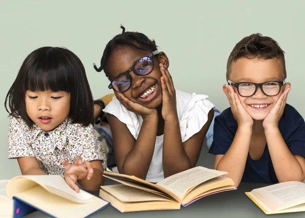 Raza mixta niños lectura libros — Foto de Stock