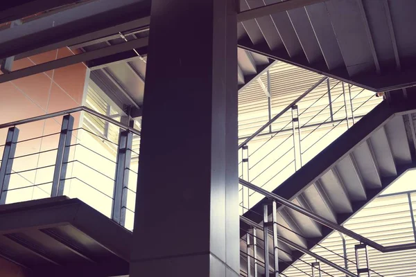 Edificio de negocios con escaleras de hierro — Foto de Stock