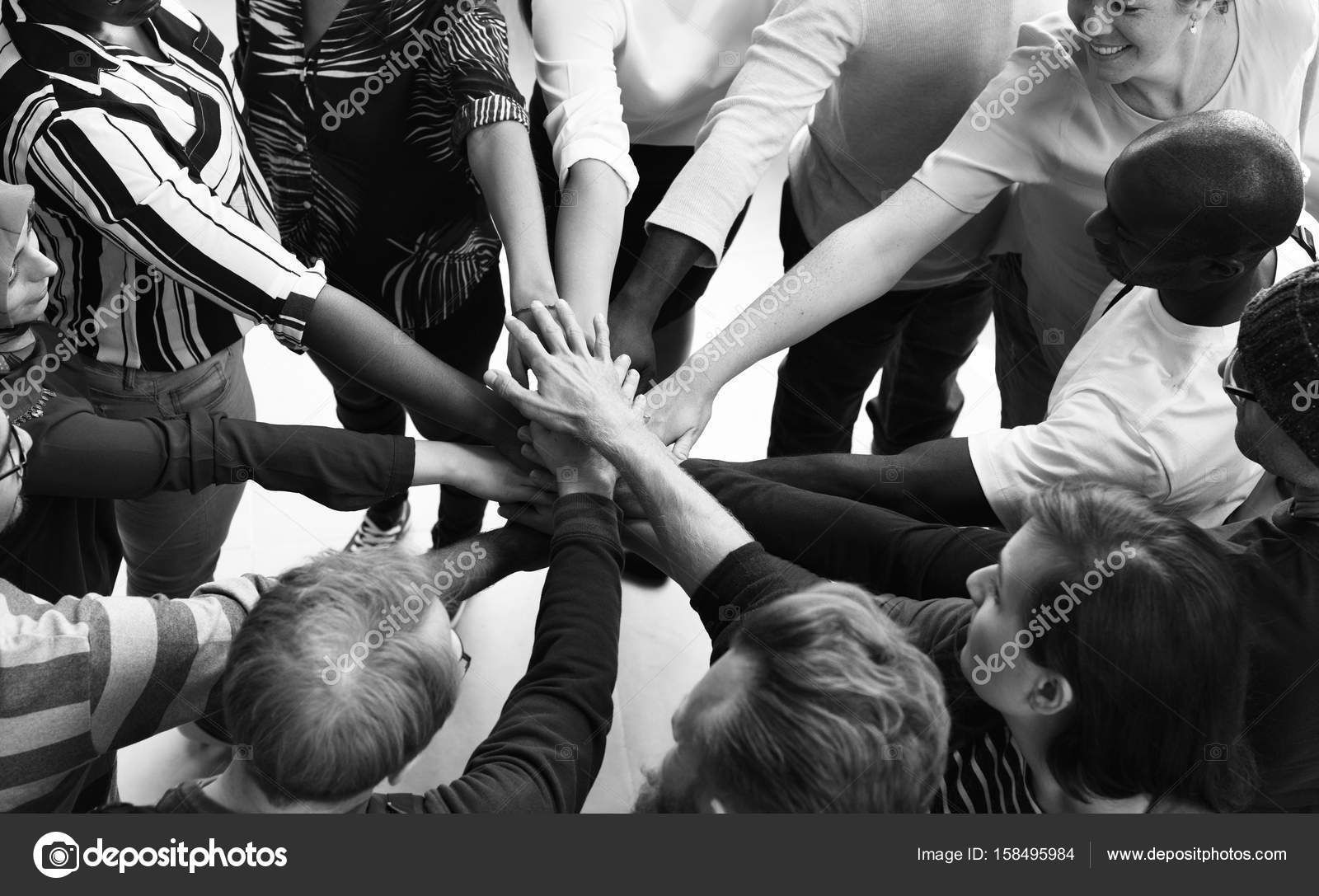 Встреча в офисе. Ideas to do a group. Студенты в коворкинге. Команда студентов. Команда творческих людей.