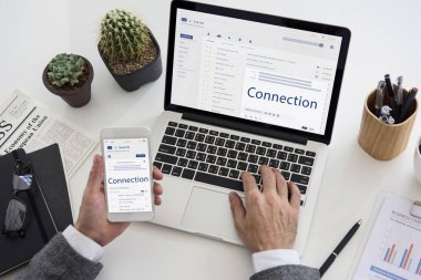 Dizüstü bilgisayarda çalışan iş adamı