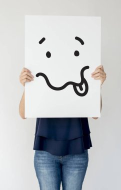 Kağıt afiş tutan kişi