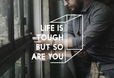 telefonu kullanan adam