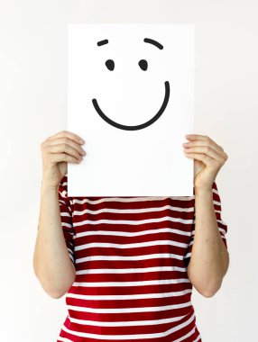 Kağıt afiş tutan kişi