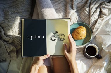 Yatakta kitap okuyan kadın