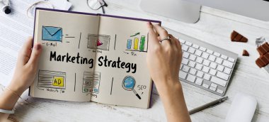 Kadın kitap okuyor.