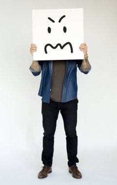 kişi holding afiş.