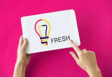 kişi holding dijital tablet