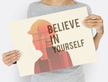 Kadın afişini tutar 