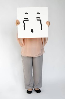 kişi holding afiş.