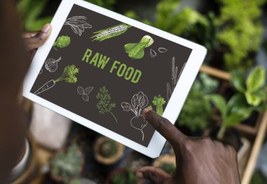 Dijital tablet kullanan kişi