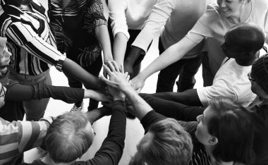 İnsanlar birlikte elele