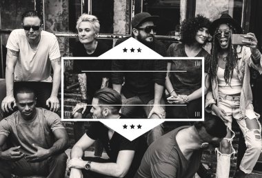 birlikte oturan arkadaş grubu 