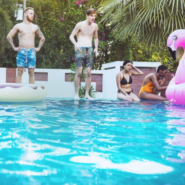 havuz kenarında zevk çeşitlilik arkadaşlar