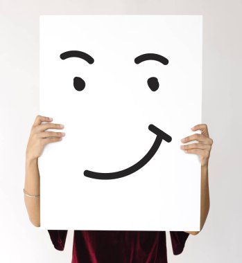 Kağıt afiş tutan kişi