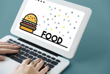 Dizüstü bilgisayarda yazan kadın klavyesi