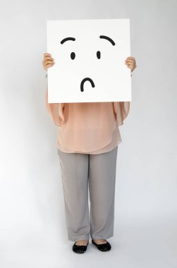 Kağıt afiş tutan kişi