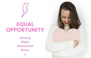 Kağıt kalp tutan kadın