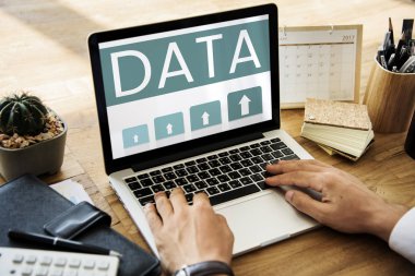 Eller dizüstü bilgisayarda çalışıyor