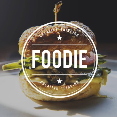 Hamburger sebze ve mantar ile