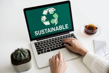 Eller dizüstü bilgisayarda çalışıyor