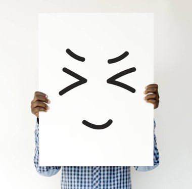 Kağıt afiş tutan kişi