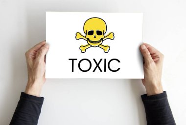 afişini holding eller