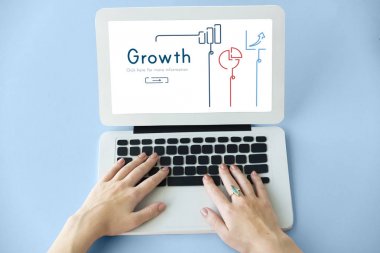 Dizüstü bilgisayarda yazan kadın klavyesi