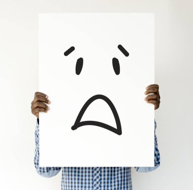 Kağıt afiş tutan kişi