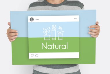 Elinde bayrak tutan adam 