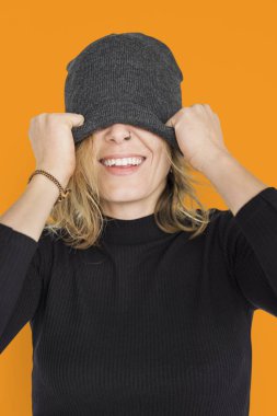 sarışın kadın kapsayan gözler 