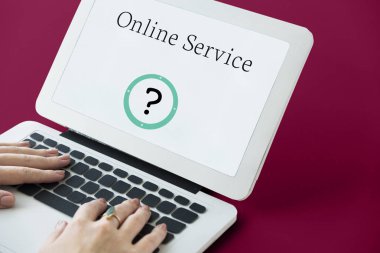 Dizüstü bilgisayarda yazan kadın klavyesi