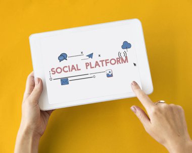 kişi holding dijital tablet