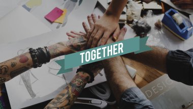 insanlar el ele tutusun kısmi görünümünü