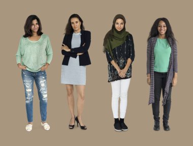 Gülümseyen kadın stüdyoda ayakta 