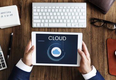 Dijital tablet kullanan işadamı