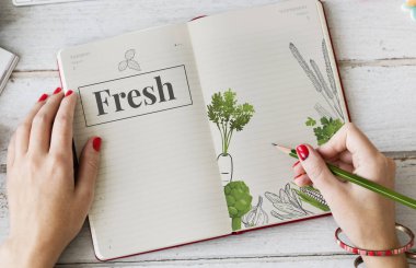 Not defterinde yazılı kadının elleri 