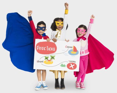 süper kahraman kostümleri giyen çocuk