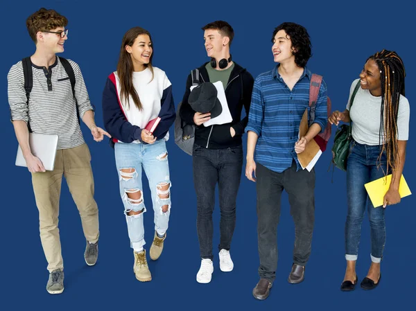 Studenti scolastici a piedi con borse — Foto Stock