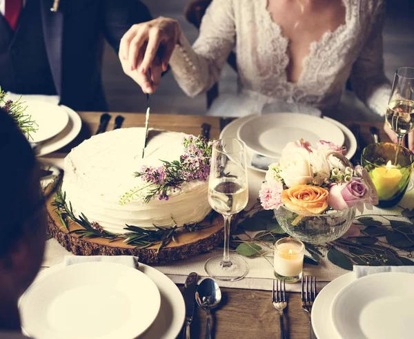 花嫁と新郎のカッティングケーキ — ストック写真