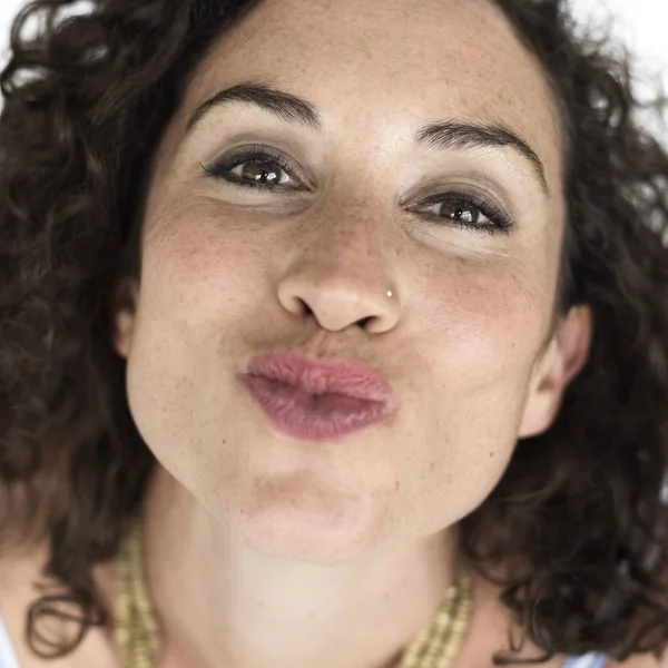 Belle femme aux cheveux bouclés — Photo