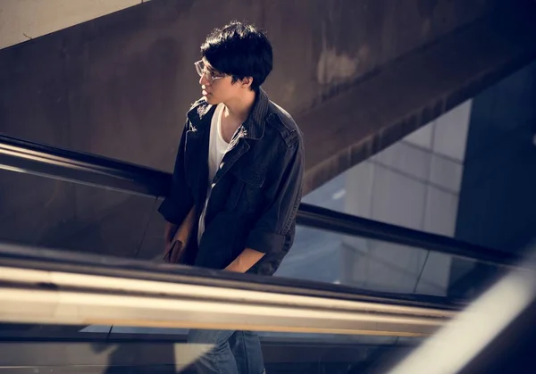 Ásia homem no escada rolante — Fotografia de Stock