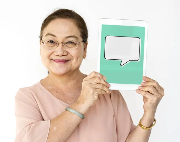 Mujer mayor sosteniendo la tableta digital —  Fotos de Stock