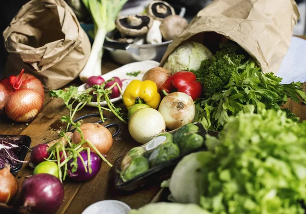 Varias verduras frescas en mesa de madera — Foto de Stock