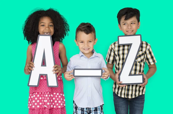 Εγγράφου παιδιών κρατάει A-Z γράμματα — Φωτογραφία Αρχείου