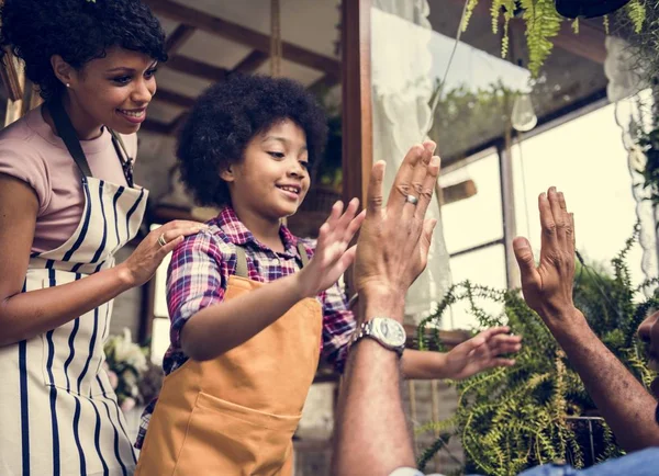 Ragazza africana aiutare i genitori nel negozio — Foto Stock