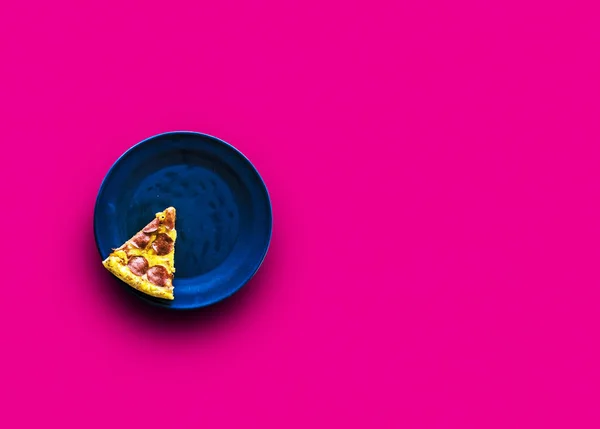 Plak van Italiaanse pizza — Stockfoto