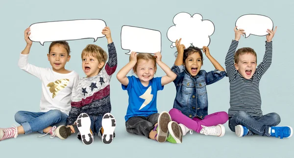 Crianças segurando nuvens de fala — Fotografia de Stock