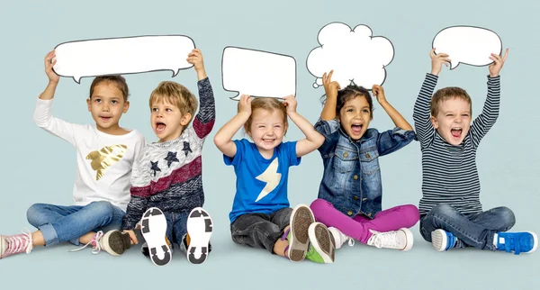 Niños sosteniendo nubes del habla — Foto de Stock