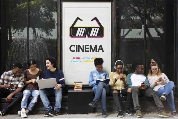 Multi-etnisch studenten zitten in de straat — Stockfoto