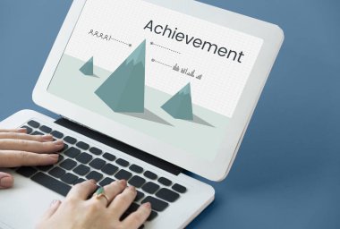 Dizüstü bilgisayarda yazan kadın klavyesi